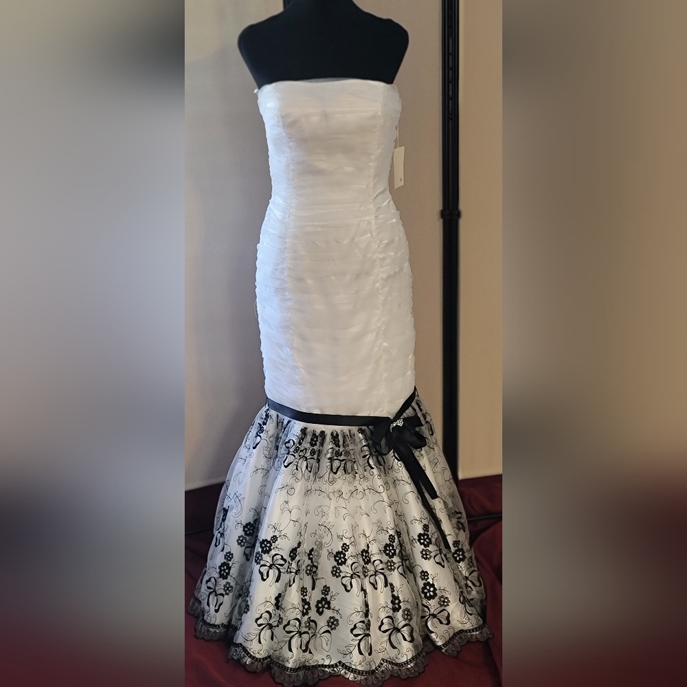 Elegant White and Black Strapless Mermaid Style Wedding Dress